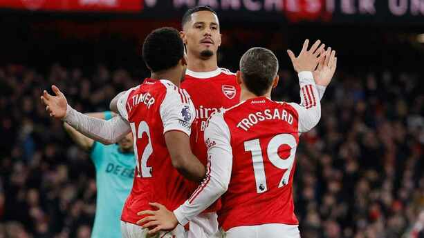 Arsenal sigue siendo el mandón en la Premier League (Reuters)