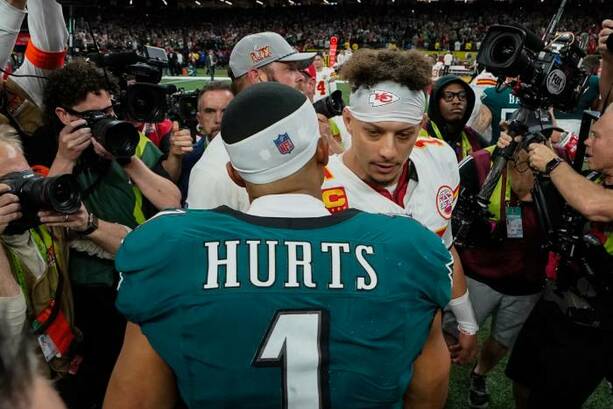 Jalen Hurts saluda a Patrick Mahomes tras el Super Bowl LIX (AFP)
