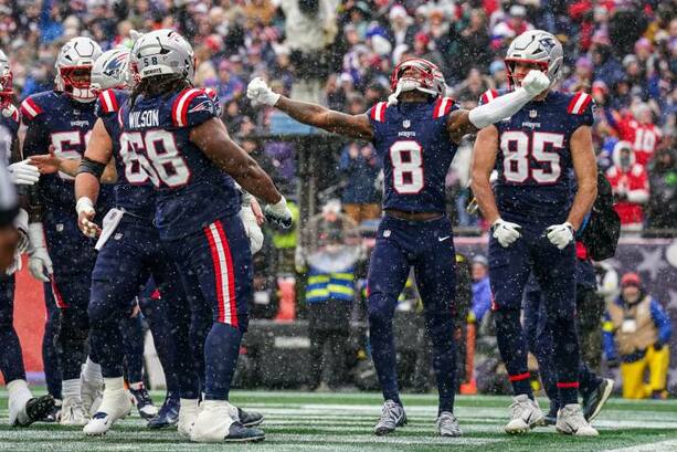 Stefon Diggs celebra un touchdown con sus compañeros (Reuters)