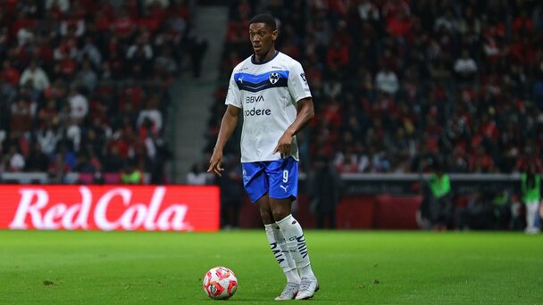 Anthony Martial controla el balón en un juego de Rayados (Imago7)