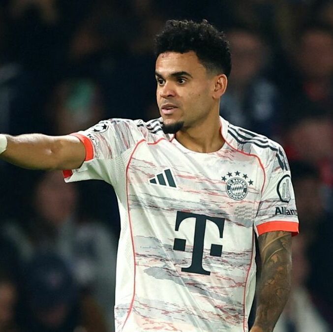 Luis Díaz en el duelo ante PSG (Reuters)