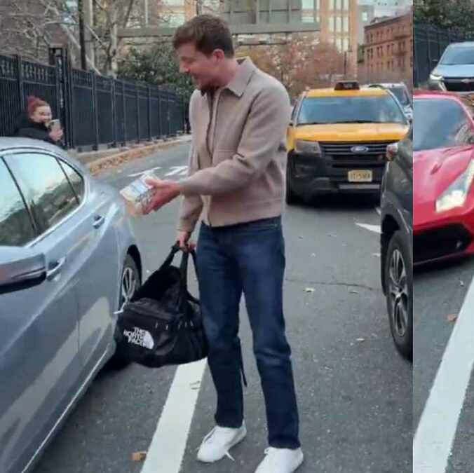 MrBeast sorprendió a transeúntes en Nueva York al regalar miles de dólares durante la grabación de su nuevo video (Captura)