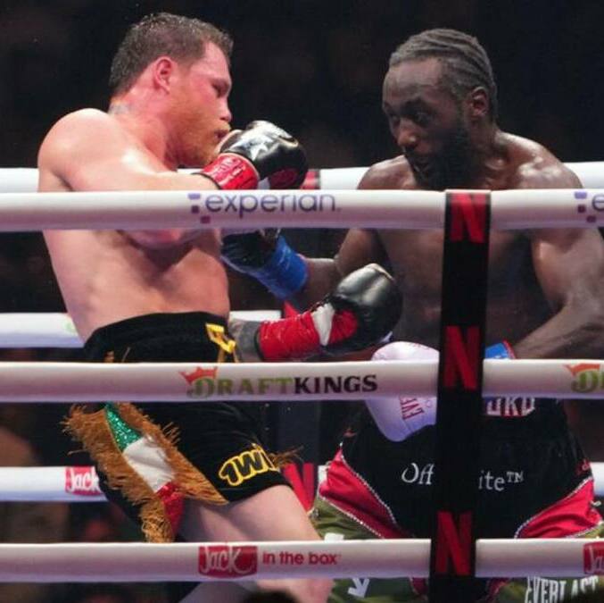 Terence Crawford y Canelo Álvarez en su pelea (Reuters)