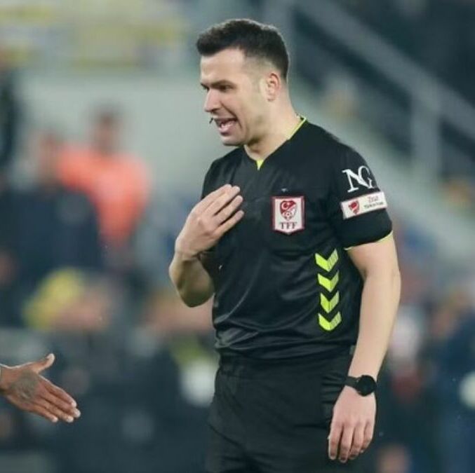 Fred, del Fenerbahce, en discusión con un árbitro (Reuters)