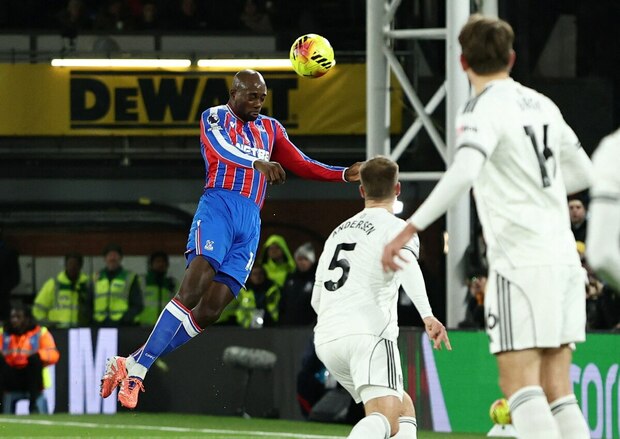 Jean-Philippe Mateta en el remate del gol ante el Fulham (Reuters)