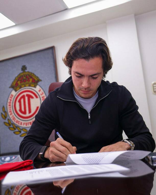 El mediocampista firmando su contrato con Toluca / Toluca