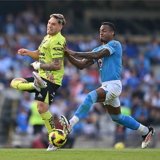 Emiliano Gómez y Willer Ditta pelean el balón (Imago7)