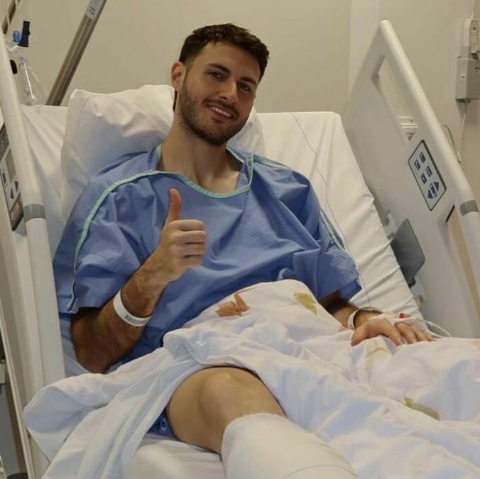 Santiago Gimenez fue operado del tobillo (X: @Santgimenez_)
