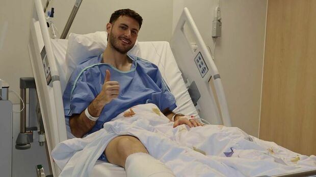 Santiago Gimenez fue operado del tobillo (X: @Santgimenez_)