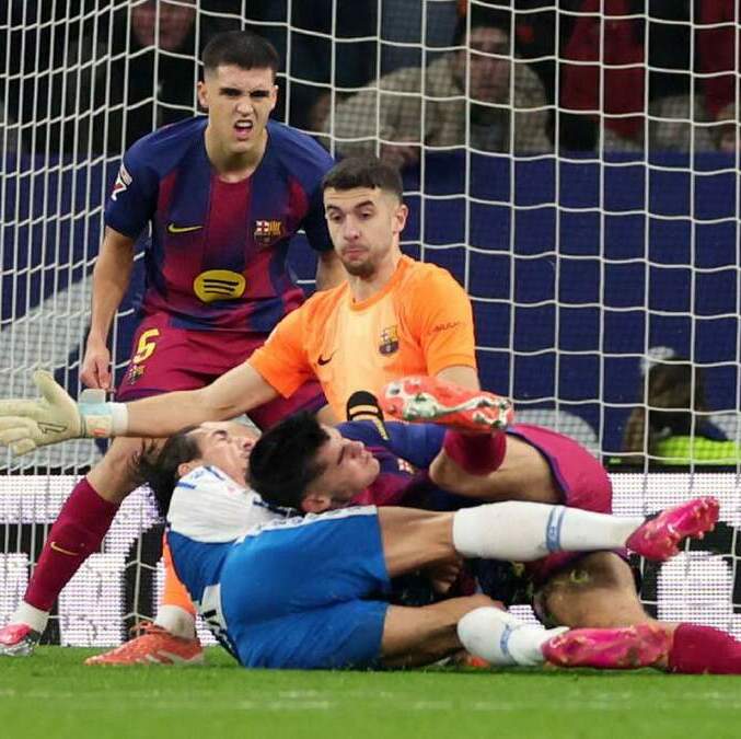 Joan García llamó la atención por aventar a su compañero (Reuters)