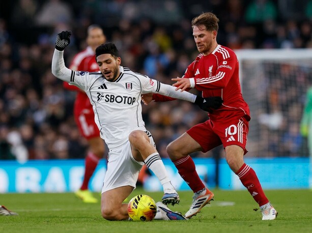 Raúl Jiménez ante el Liverpool (Reuters)