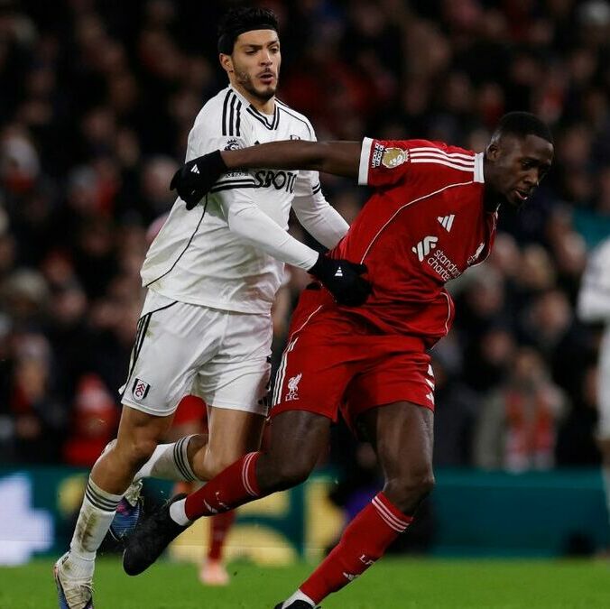 Raúl Jiménez fue titular ante el Liverpool (Reuters)