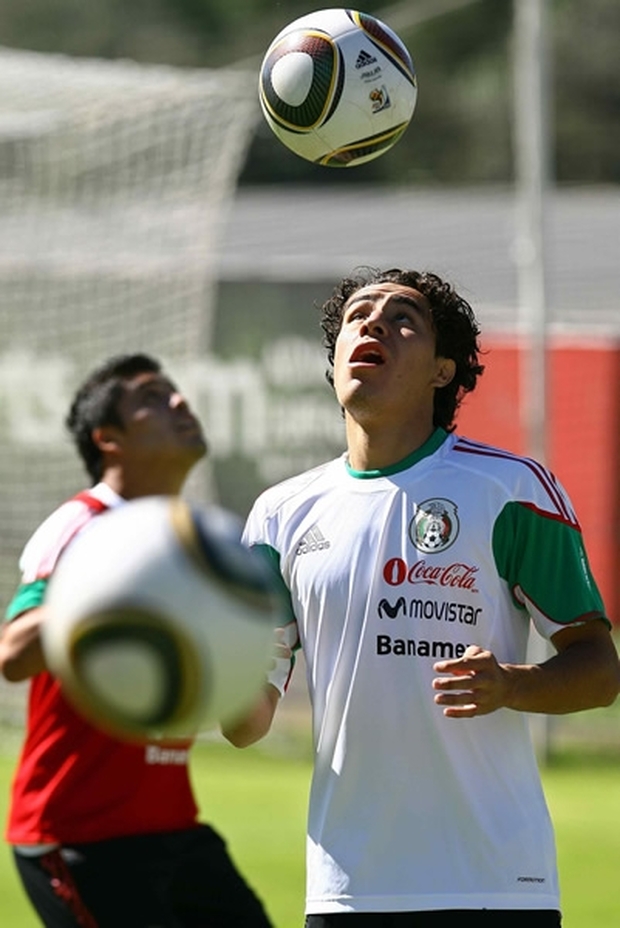 Efraín Juárez, dominando el esférico