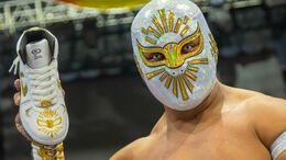 Místico presentó con Panam los tenis inspirados en su personaje. (Foto: Panam)