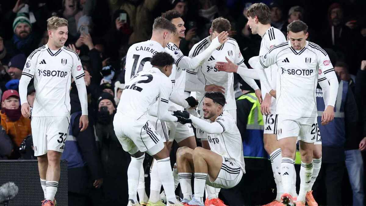 Raúl Jiménez encaminó la victoria (Reuters)