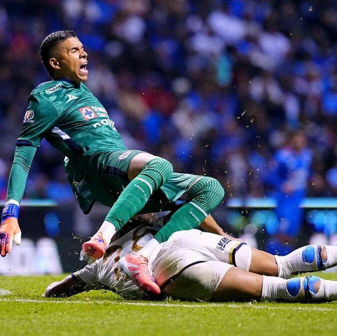 Entrada de Adalberto Carrasquilla a Kevin Mier (Imago7)