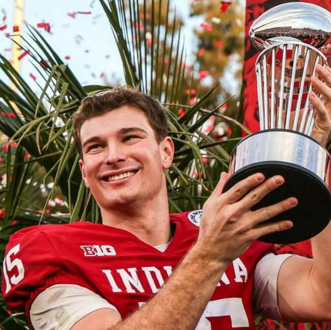 Fernando Mendoza ha brillado en el futbol americano colegial (@fernandomendoza)