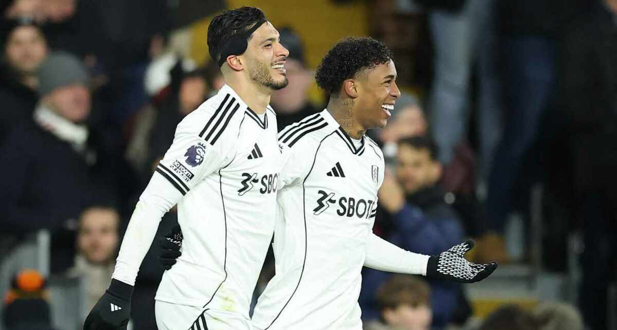 Raúl Jiménez anotó con testarazo espectacular (Reuters)