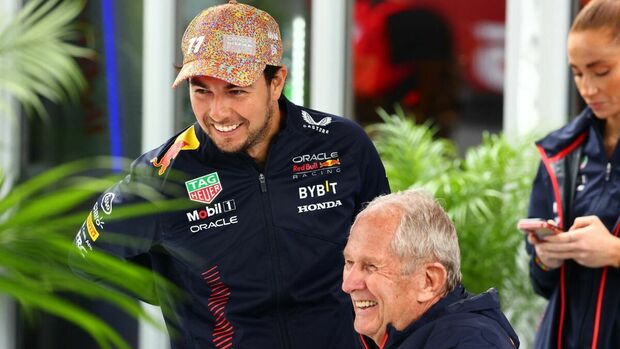 Sergio Pérez y Helmut Marko (Reuters)