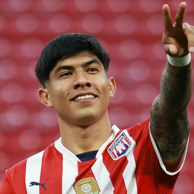 Gael García podría tener mayor oportunidad en el primer equipo de Chivas (Imago7)