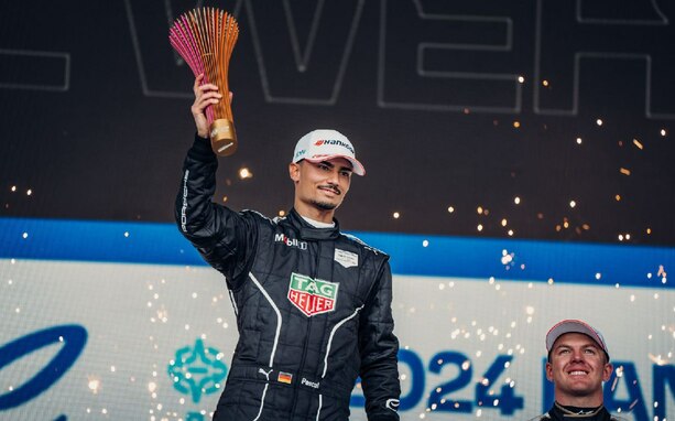 Pascal Wehrlein levantó el hermoso trofeo que ganó en México (@PorscheFormulaE)