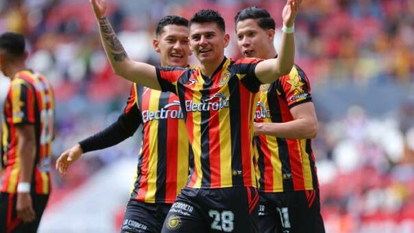 Alejandro Bravo marca golazo de medio campo / Imago7