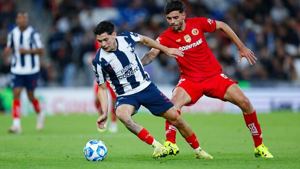 Monterrey y Toluca pelearon mucho por el balón en medio campo (Imago7)