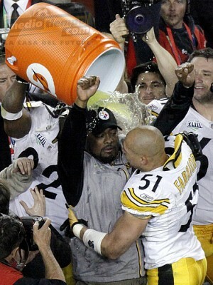 El reloj corrió y el coach Mike Tomlin recibió el baño del t