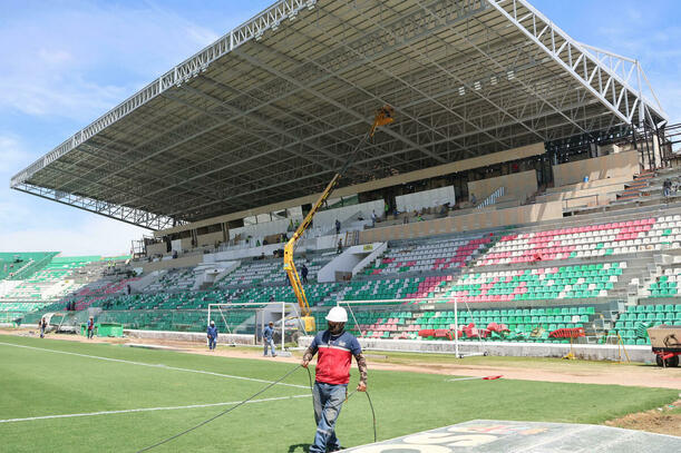 Así avanzan los trabajos de remodelación del Estadio Ramón Tahuichi Aguilera (EFE)