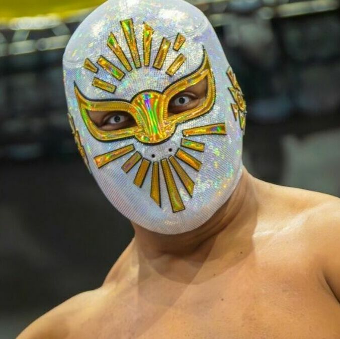 Místico presentó con Panam los tenis inspirados en su personaje. (Foto: Panam)