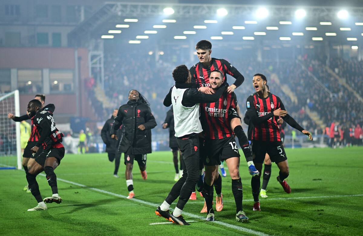 Milan se encuentra a tres puntos de los líderes en Serie A / Reuters