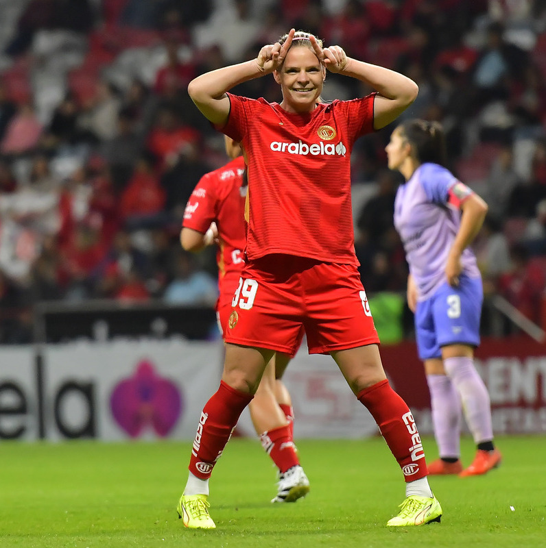 Faustine Robert y Eugénie Le Sommer con el Toluca (Imago7)