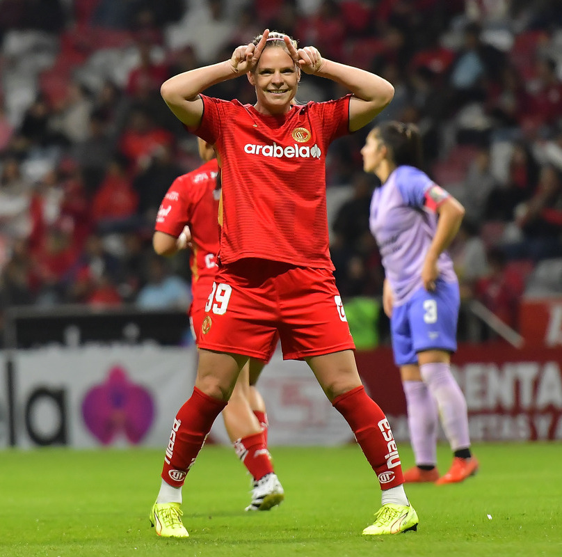 Faustine Robert y Eugénie Le Sommer con el Toluca (Imago7)