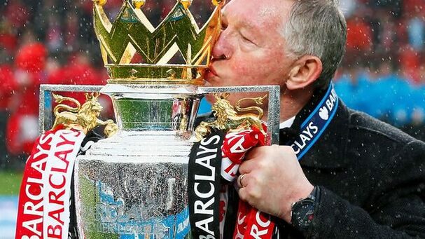 Ferguson besa el trofeo de la Premier League (Reuters)