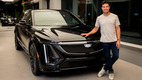 Checo Pérez al lado de la la SUV eléctrica LYRIQ-V. (Foto: Cadillac)