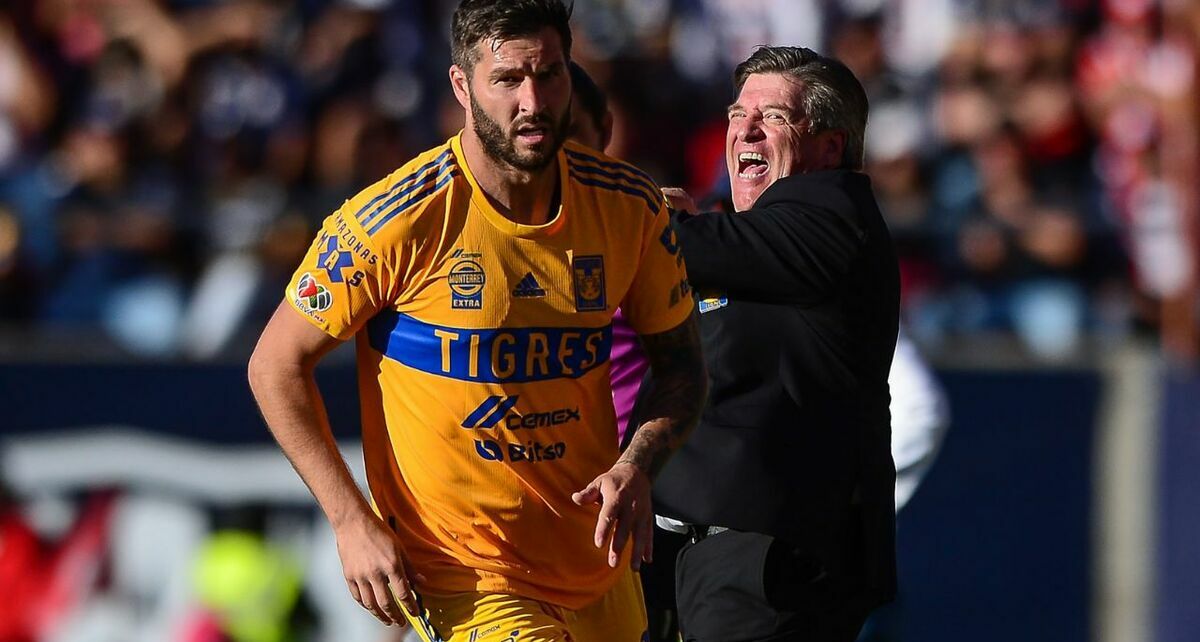 Miguel Herrera festejando con Gignac. (Foto: Mexsport)