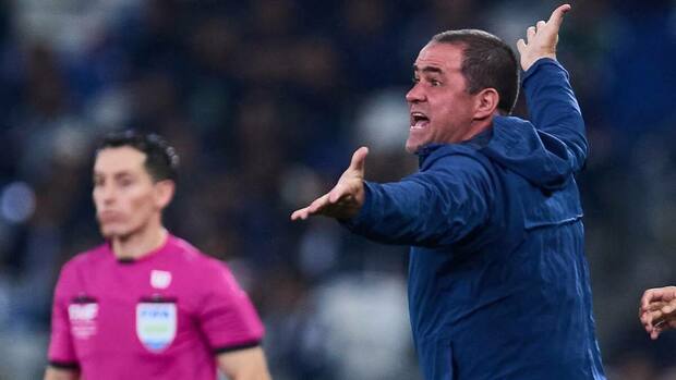 André Jardine reclama al árbitro en Rayados vs. América (Mexsport)