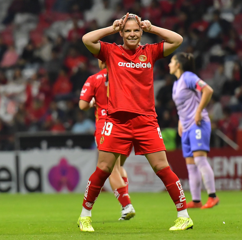 Faustine Robert y Eugénie Le Sommer con el Toluca (Imago7)