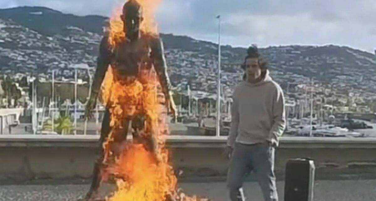 Un hombre le prendió fuego a la estatua. (Foto: captura de pantalla @manugomez1231)