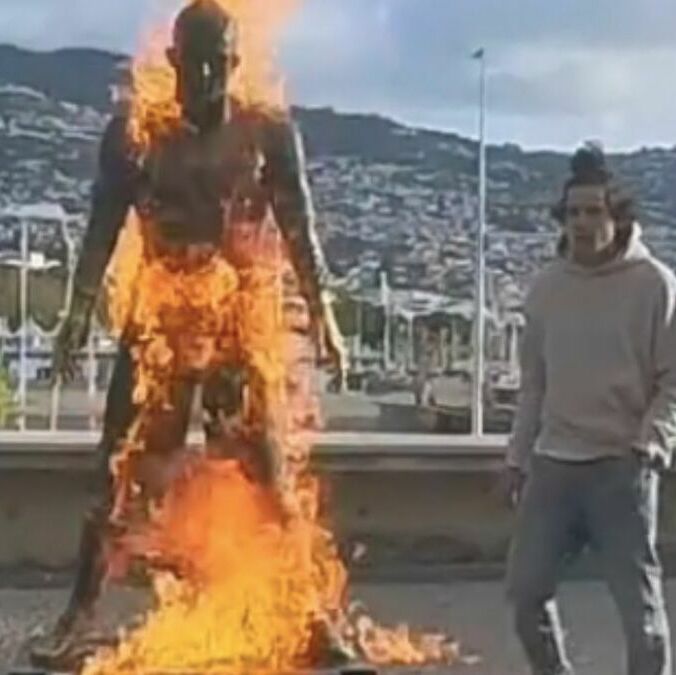 Un hombre le prendió fuego a la estatua. (Foto: captura de pantalla @manugomez1231)