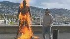 Un hombre le prendió fuego a la estatua. (Foto: captura de pantalla @manugomez1231)