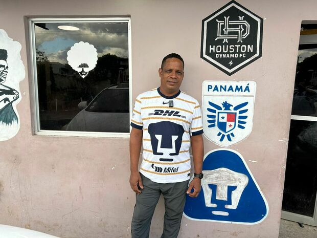 El padre del jugador de Pumas en el exterior de la barbería. (Foto: Especial)