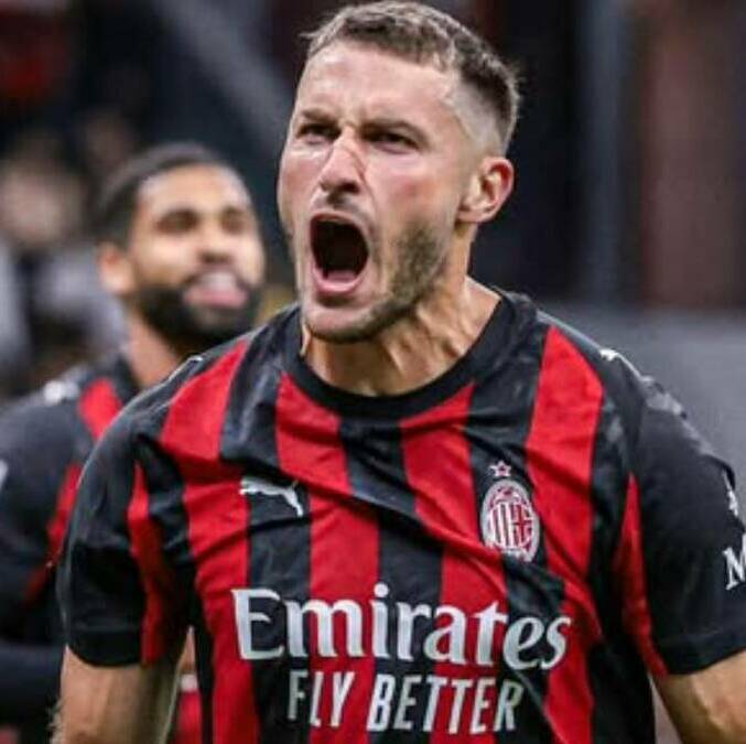 Santiago Gimenez en un juego del Milan (Reuters)