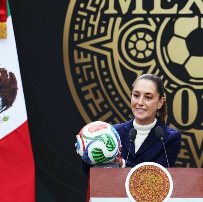 Claudia Sheinbaum con el Trionda, balón del Mundial 2026 (Reuters)