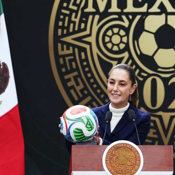 Claudia Sheinbaum con el Trionda, balón del Mundial 2026 (Reuters)
