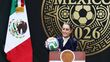 Claudia Sheinbaum con el Trionda, balón del Mundial 2026 (Reuters)