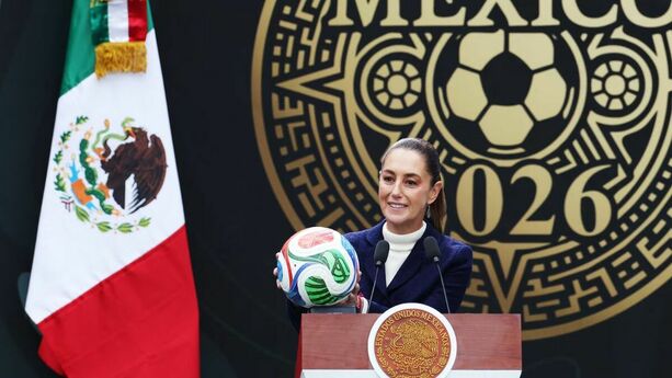 Claudia Sheinbaum con el Trionda, balón del Mundial 2026 (Reuters)