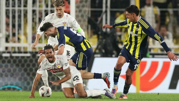 Edson Álvarez ante el Stuttgart (Reuters)