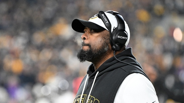 Mike Tomlin renunció como Head Coach de los Pittsburgh Steelers tras su eliminación ante Houston Texans. Foto: Reuters