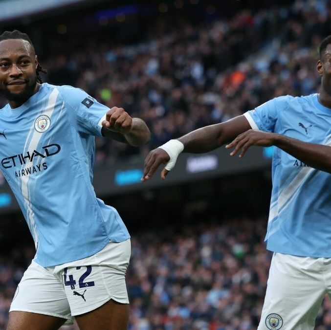 Antoine Semenyo celebra su anotación junto a Marc Guehi (Fotografía: EFE)